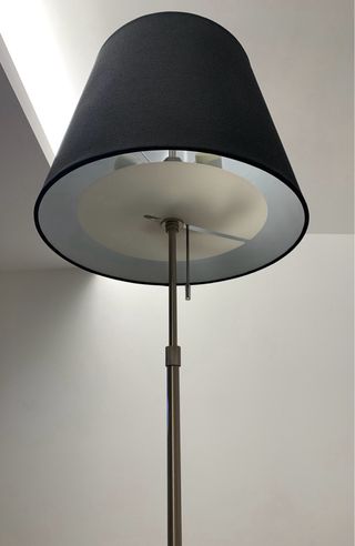 Lámpara de salón tela negra y metal, luz regulable