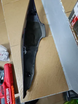 Tapa trasera derecha FZ6