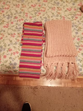Bufandas de rayas y tejida rosa