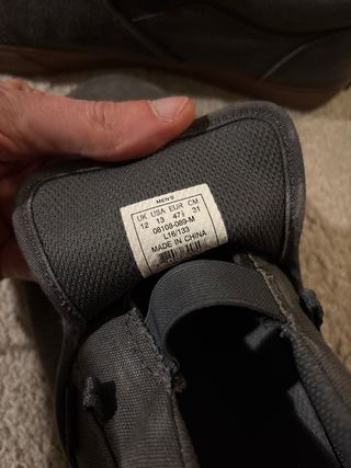 Zapatos Supra grises