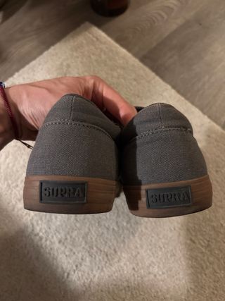 Zapatos Supra grises