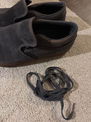 Zapatos Supra grises