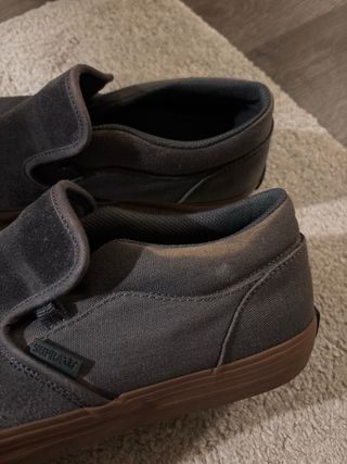 Zapatos Supra grises