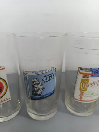 Set di 4 bicchieri antichi con pubblicità di marche di sigarette