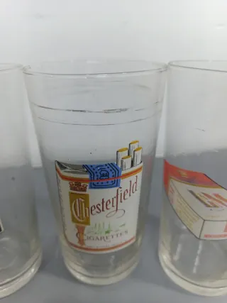 Set di 4 bicchieri antichi con pubblicità di marche di sigarette