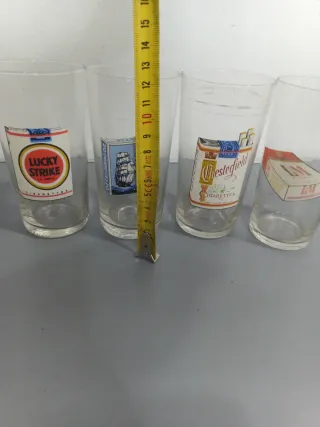 Set di 4 bicchieri antichi con pubblicità di marche di sigarette