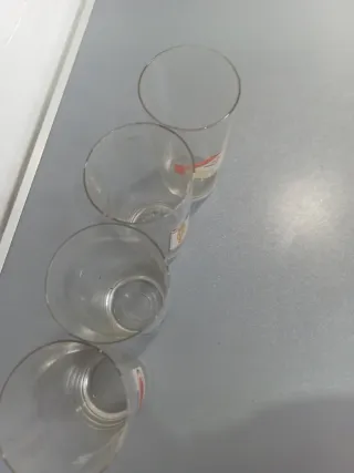 Set di 4 bicchieri antichi con pubblicità di marche di sigarette