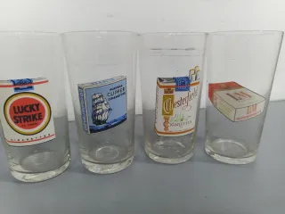 Set di 4 bicchieri antichi con pubblicità di marche di sigarette