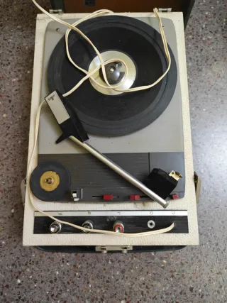 Tocadiscos antiguo beige y gris