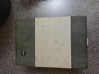 Tocadiscos antiguo beige y gris