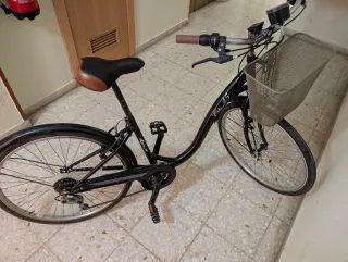 Bicicleta de paseo negra con cesta