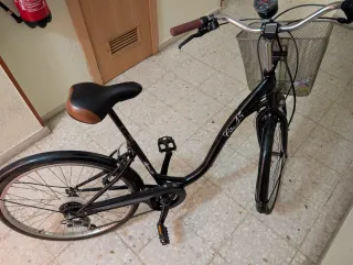 Bicicleta de paseo negra con cesta