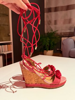 Sandalias rojas con flores y cordones