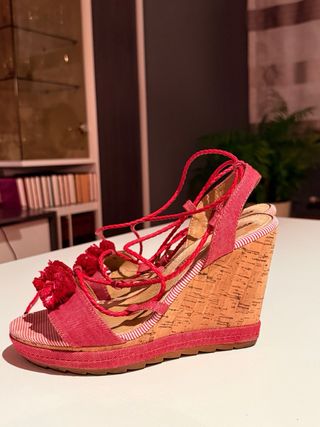 Sandalias rojas con flores y cordones