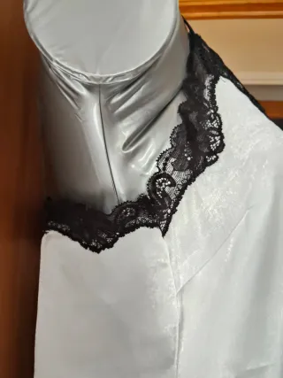 Top lencero encaje negro y blanco. Stradivarius