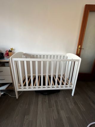 Cuna de madera blanca