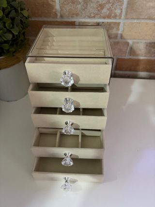 Joyero beige con cajones y tapa
