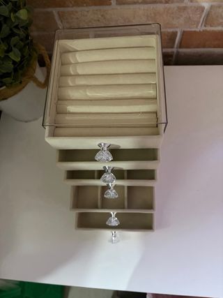 Joyero beige con cajones y tapa