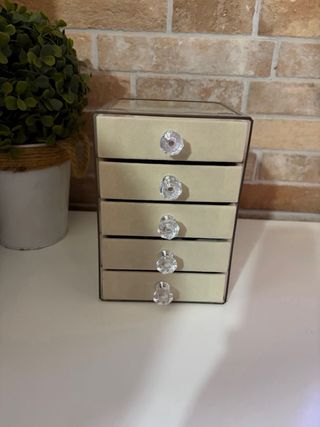 Joyero beige con cajones y tapa