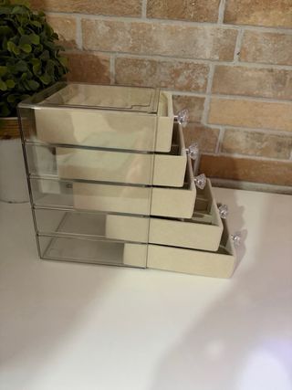 Joyero beige con cajones y tapa