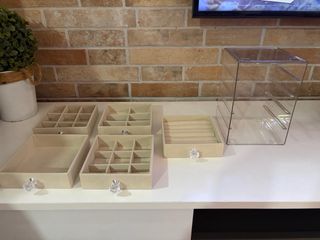 Joyero beige con cajones y tapa