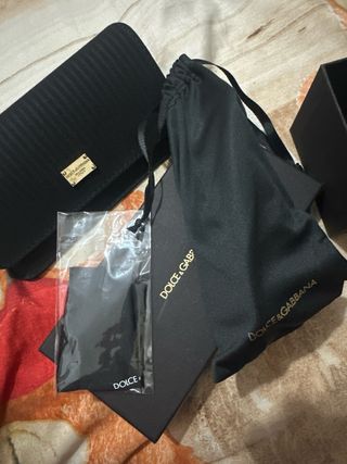 Gafas de sol negras con detalles dorados