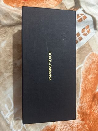 Gafas de sol negras con detalles dorados