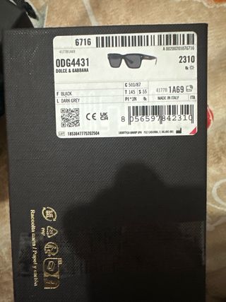 Gafas de sol negras con detalles dorados