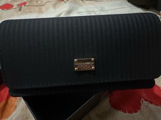 Gafas de sol negras con detalles dorados