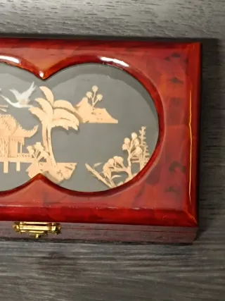 Caja de madera con tapa de cristal