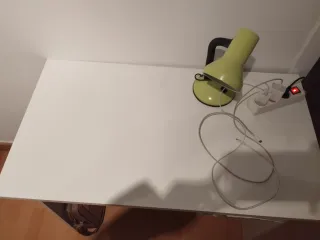 Escritorio blanco con lámpara