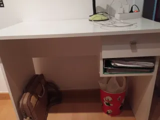 Escritorio blanco con lámpara