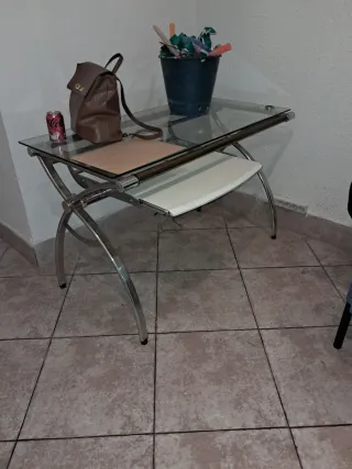 Mesa de cristal y metal