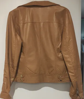 Cazadora efecto piel marrón