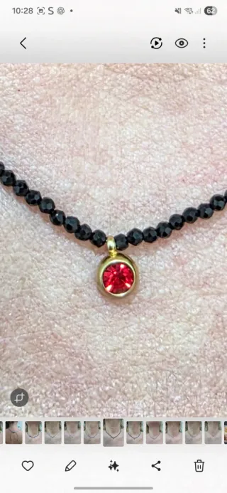 Collar de cristal negro con colgante rojo