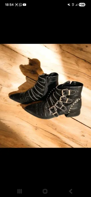 Stivaletti neri con fibbie