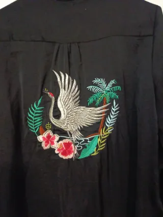 Camisa negra crepe bordada grulla