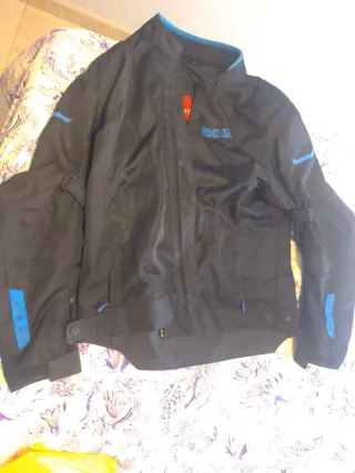 Chaqueta de verano SHUA negra y azul