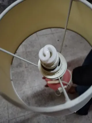 Lámpara de mesa rosa y blanca