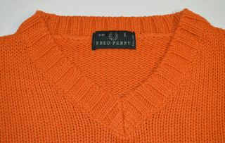 Jersey Fred Perry cuello pico naranja
