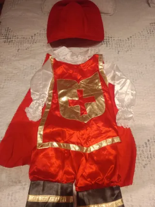 Disfraz época niño rojo y negro