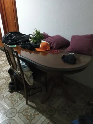 Mesa de salón de madera