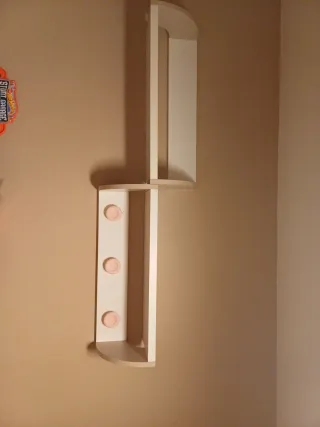 Estantería blanca con colgadores