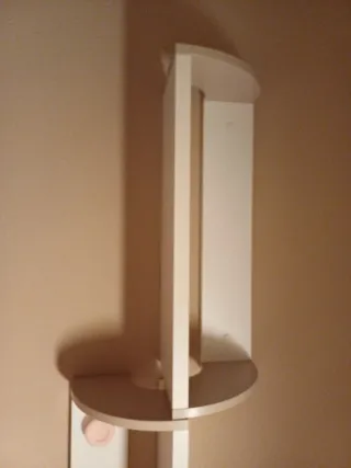 Estantería blanca con colgadores