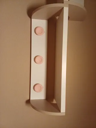 Estantería blanca con colgadores