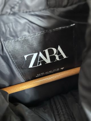 Plumífero negro de Zara