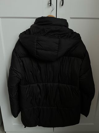 Plumífero negro de Zara