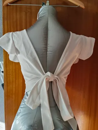 Top blanco escote cuadrado lazada espalda