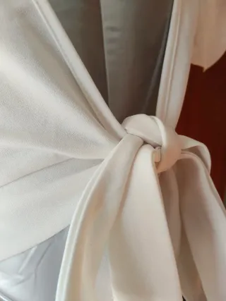 Top blanco escote cuadrado lazada espalda