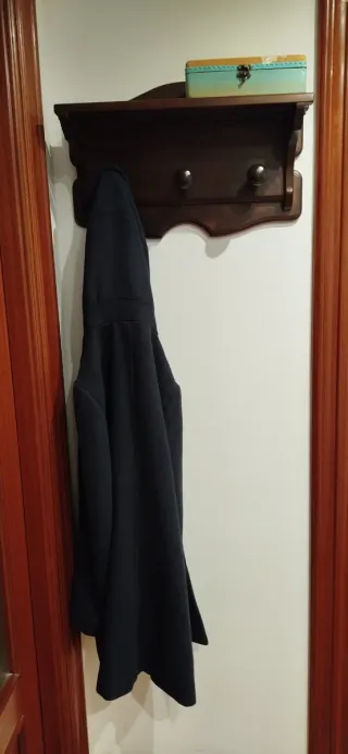 Perchero de madera con balda.